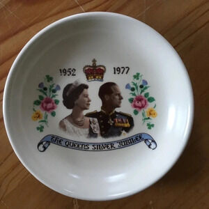 Queen  Elizabeth II Silver Jubilee commemorative dish